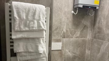 Dusche, Haartrockner, HandtĂŒcher, Seife