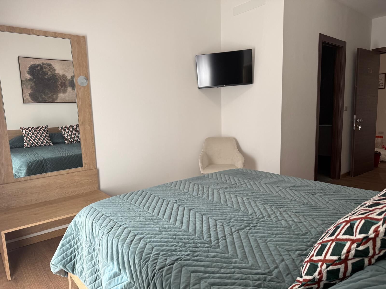 Zimmersafe, Schreibtisch, laptopgeeigneter Arbeitsplatz