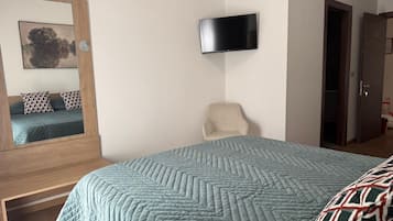 Zimmersafe, Schreibtisch, laptopgeeigneter Arbeitsplatz