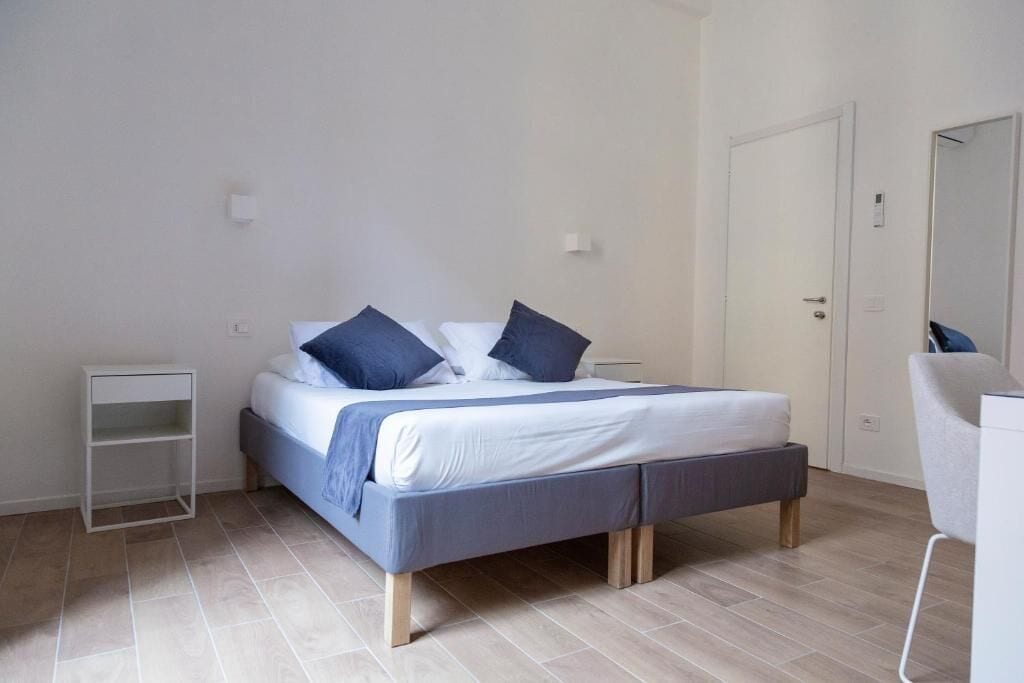 Una cassaforte in camera, una scrivania, postazione laptop