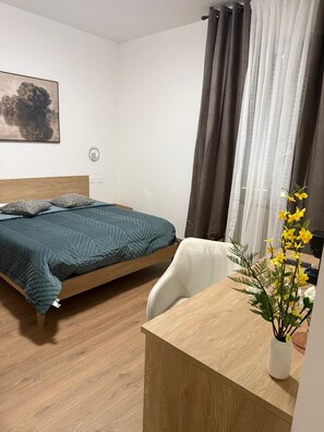 Zimmersafe, Schreibtisch, laptopgeeigneter Arbeitsplatz