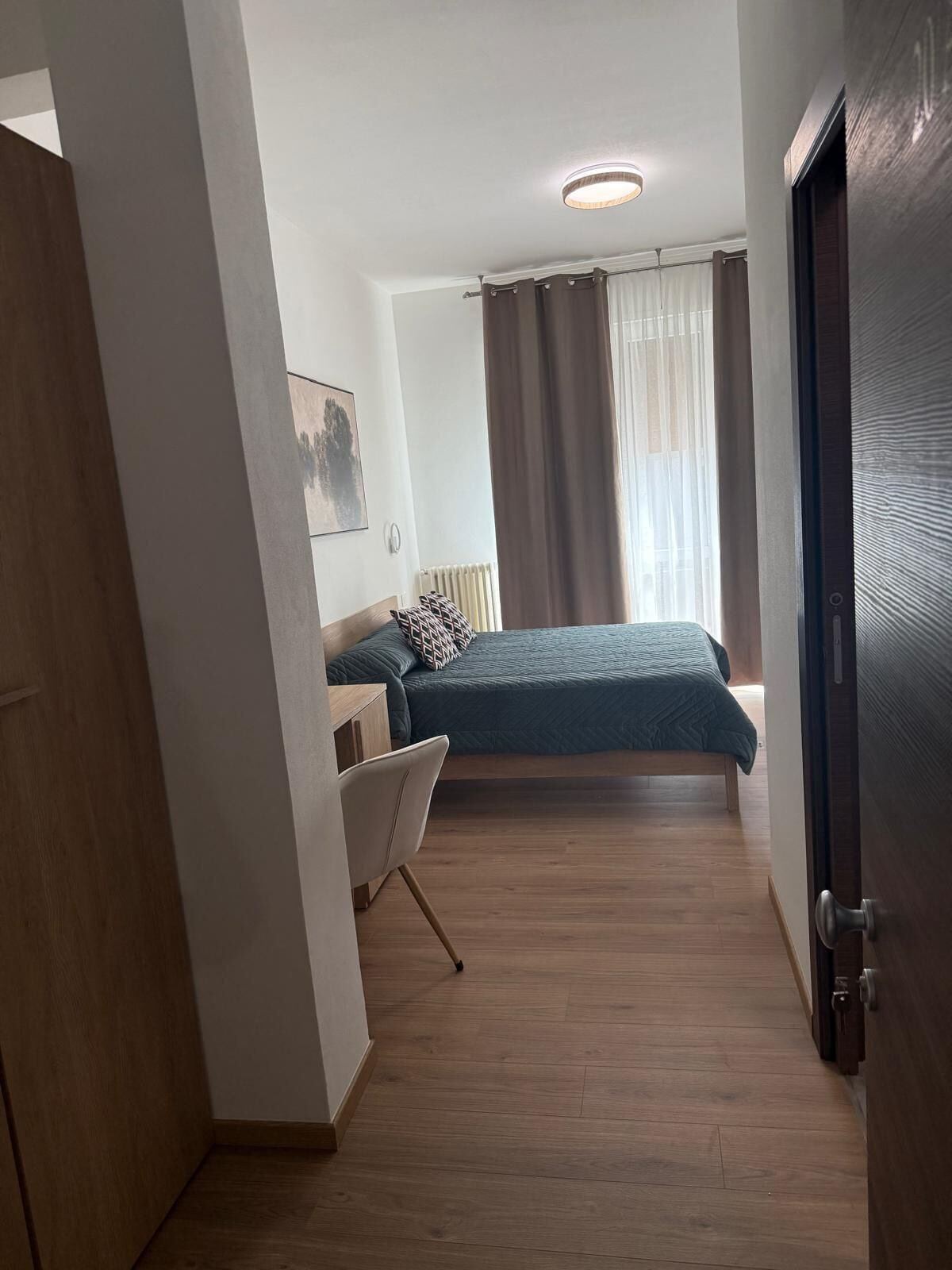 객실 내 금고, 책상, 노트북 작업 공간, 암막 커튼