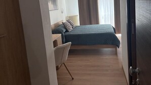 A bedroom with a bed, a desk, and a chair. - Urban Stay Siena (Siena)