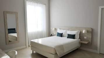 Una cassaforte in camera, una scrivania, postazione laptop