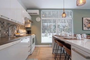Coffee/tea maker, fridge, microwave, oven - Ski, Spa & Lake | Chalet Luna (Saint-Côme)