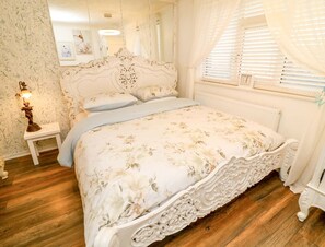 3 habitaciones, tabla de planchar con plancha, internet y ropa de cama 