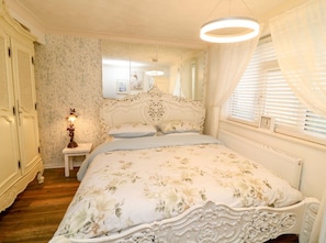 3 bedrooms, iron/ironing board, Internet, bed sheets