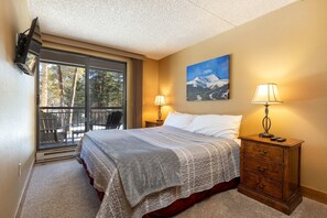 1 bedroom, desk, iron/ironing board, travel cot - Ski Straight to Your Cozy Condo in the Mountains (Breckenridge)