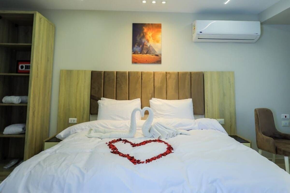 In-room safe, laptop workspace, iron/ironing board, free WiFi