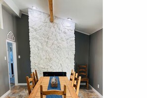 Dining - Family Getaway Near UT & Smoky Mountains. (Knoxville)