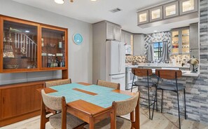 Maison, plusieurs lits (Misty Cove 206- Misty Cove Escape) | Restauration