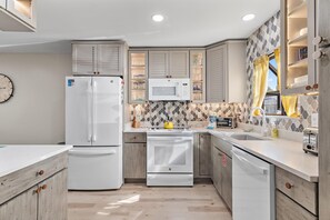 Private kitchen - Misty Cove 206- Misty Cove Escape (Miramar Beach)