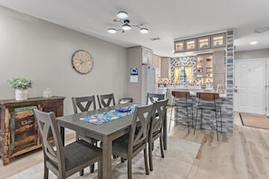 Nhà, nhiều giường (Misty Cove 206- Misty Cove Escape) | Khu ăn uống