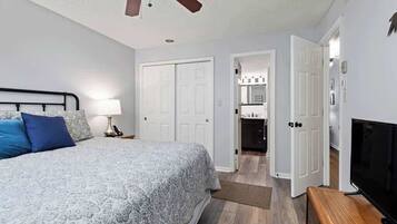 2 bedrooms, iron/ironing board, free WiFi, bed sheets