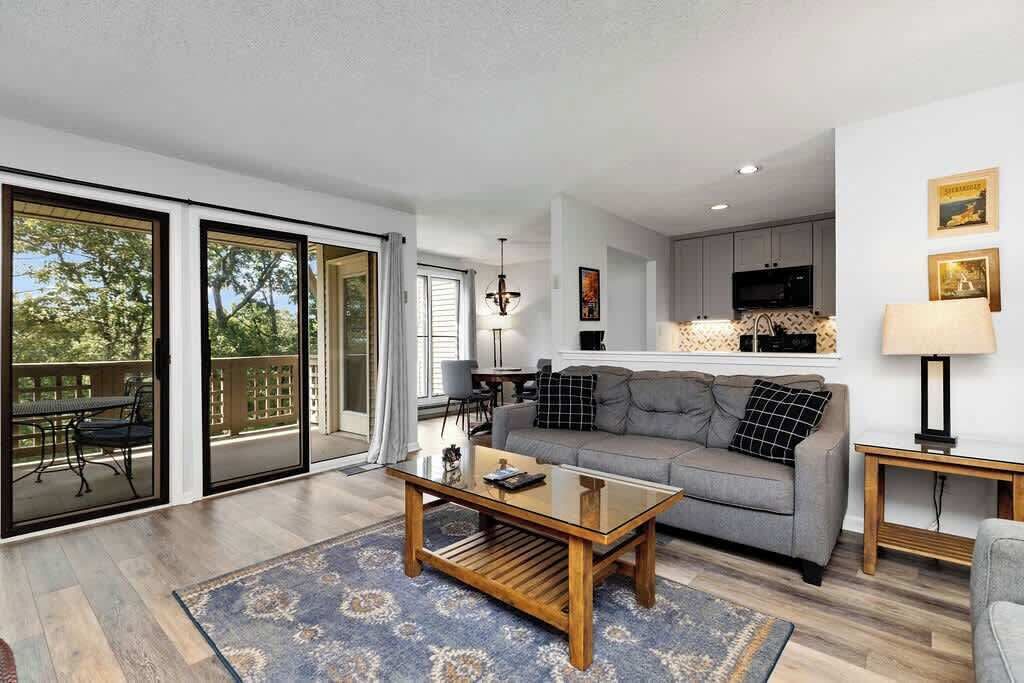 Smart-TV, Kamin, Bücher