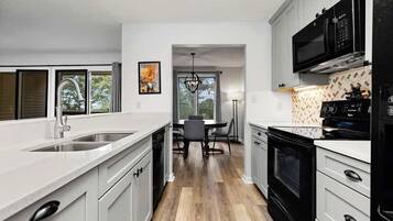 KĂŒhlschrank, Mikrowelle, Ofen, Herdplatte