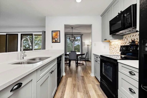 Réfrigérateur, micro-ondes, four, plaque de cuisson