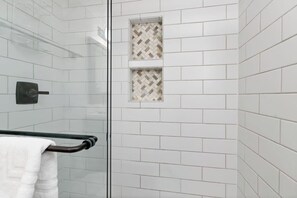 Een douche, een haardroger, handdoeken, zeep