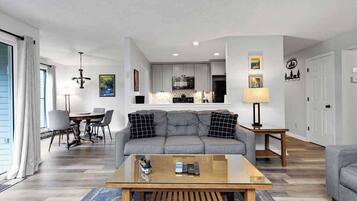 Smart TV, chimenea y libros