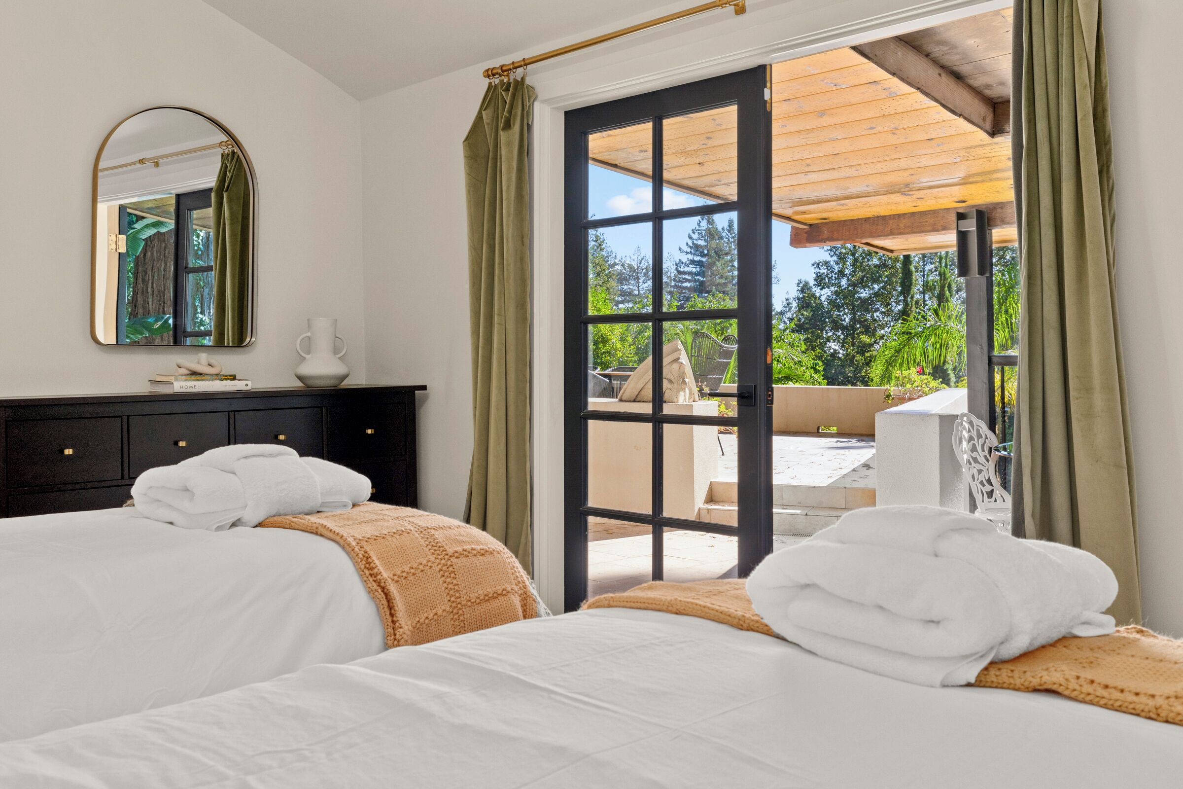 3 habitaciones, escritorio y tabla de planchar con plancha 