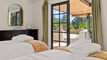 3 habitaciones, escritorio y tabla de planchar con plancha