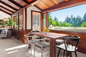 Outdoor dining - Villa Barcara • A Serene Modern Retreat in Redwoods (Los Gatos)