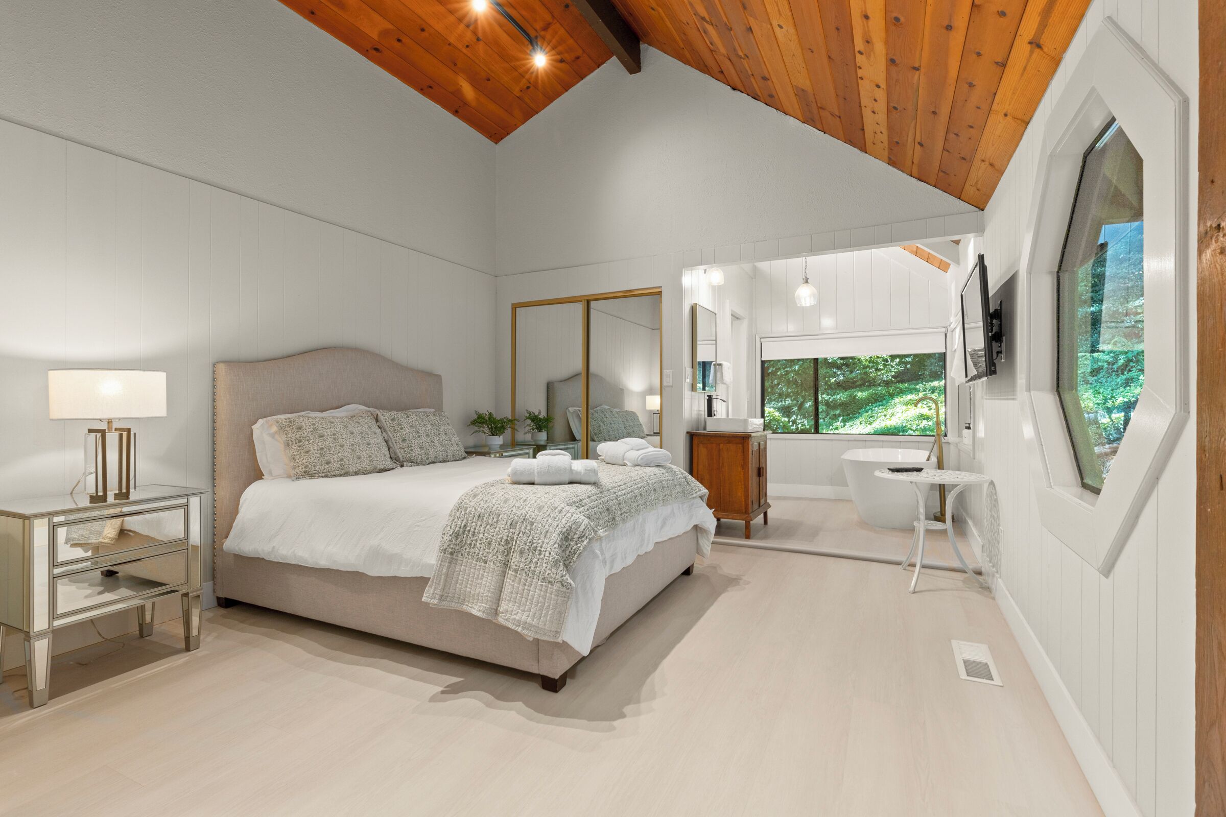 3 chambres, bureau, fer et planche à repasser, lit parapluie