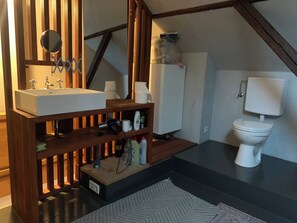 Haartrockner, Handtücher, Seife, Toilettenpapier