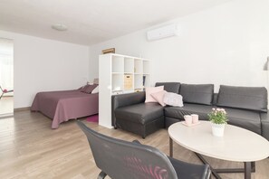 Tabla de planchar con plancha, wifi, ropa de cama