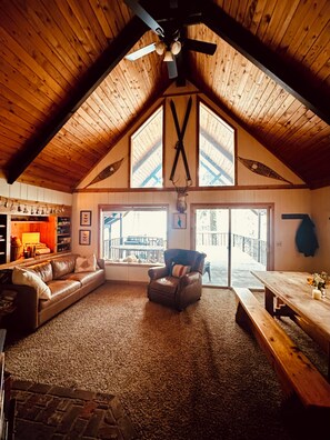 Televisión y chimenea 