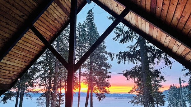 Unclassified image, 1 of 46, button - Cozy, Rustic 4-bedroom Lake-view Cabin in the Woods (Cascade)