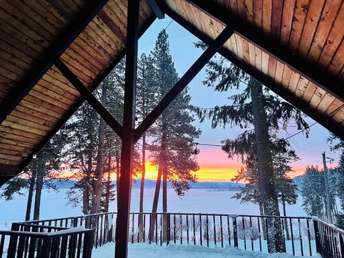 Cozy, Rustic 4-bedroom Lake-view Cabin in the Woods
