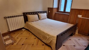 Desk, laptop workspace, blackout curtains, soundproofing - The Silk Road Stay (Tbilisi)