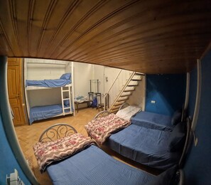 Escritorio, espacio para trabajar con laptop y cortinas blackout 