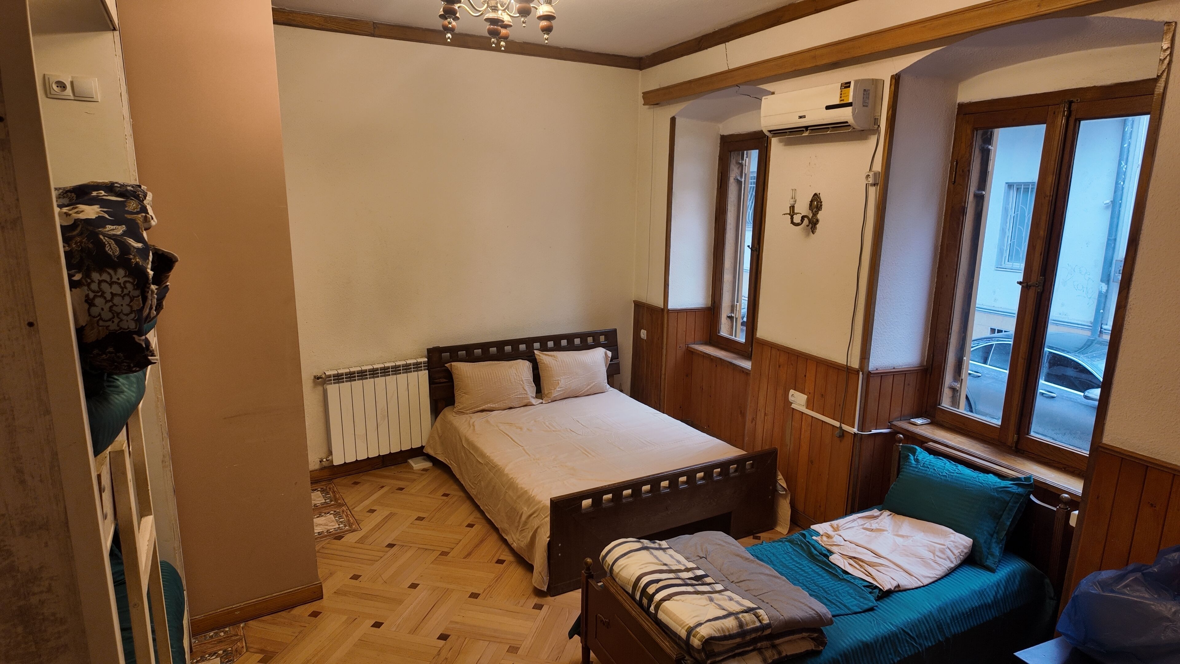 Escritorio, espacio para trabajar con laptop y cortinas blackout 