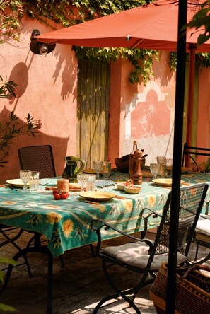 Outdoor dining - Domaine de Montaud Friends & Family Holidays in the Heart of Provence (Châteauvert)