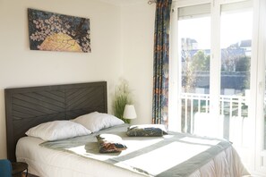 1 bedroom, desk, iron/ironing board, travel cot - Cosy bright studio Caen station near center (Caen)