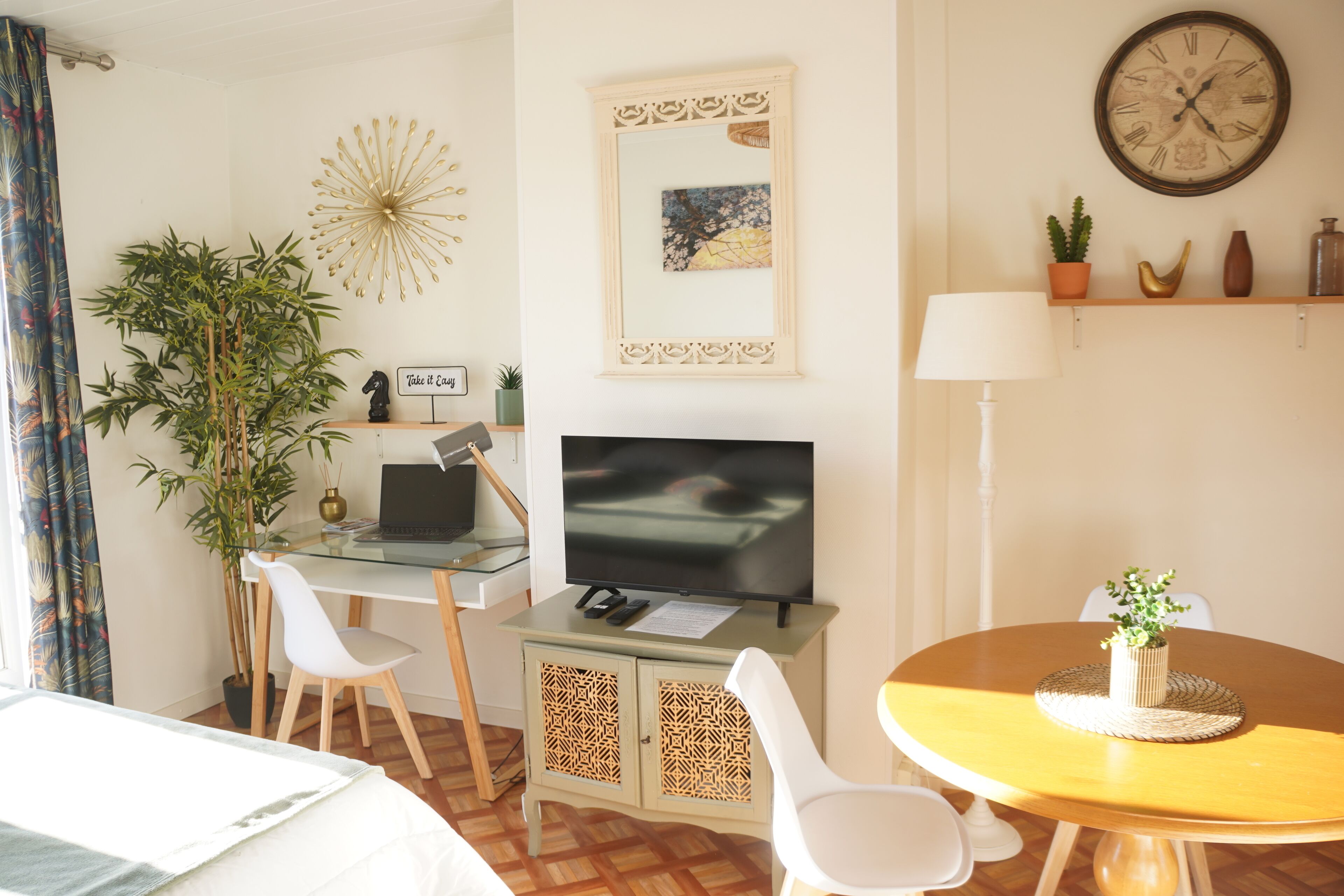 1 室のベッドルーム、デスク、アイロン / アイロン台、旅行用ベビーベッド