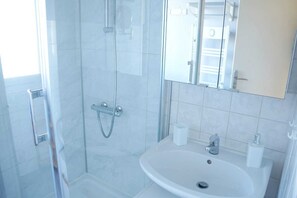 Hair dryer, towels, soap, shampoo - Cosy bright studio Caen station near center (Caen)