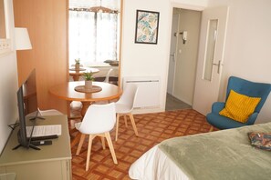1 bedroom, desk, iron/ironing board, travel cot - Cosy bright studio Caen station near center (Caen)