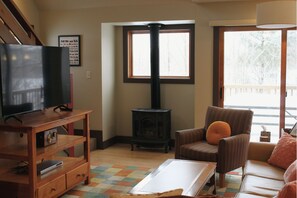 Smart TV, DVD player - Cozy Northern Michigan Lodge in a Premier Location (Mancelona)