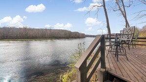 Terrace/patio - Peaceful Riverfront Retreat with Stunning Views (Mountain Home)