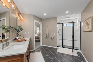Towels, soap, toilet paper - Peaceful Riverfront Retreat with Stunning Views (Mountain Home)