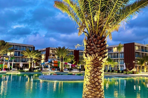 6 outdoor pools
