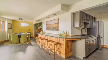 Fridge, microwave, stovetop, dishwasher