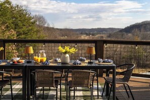 Outdoor dining - The  Honeybell House (Lancaster)