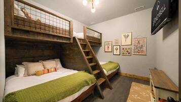 6 多间卧室、办公桌、熨斗/熨衣板、旅行婴儿床