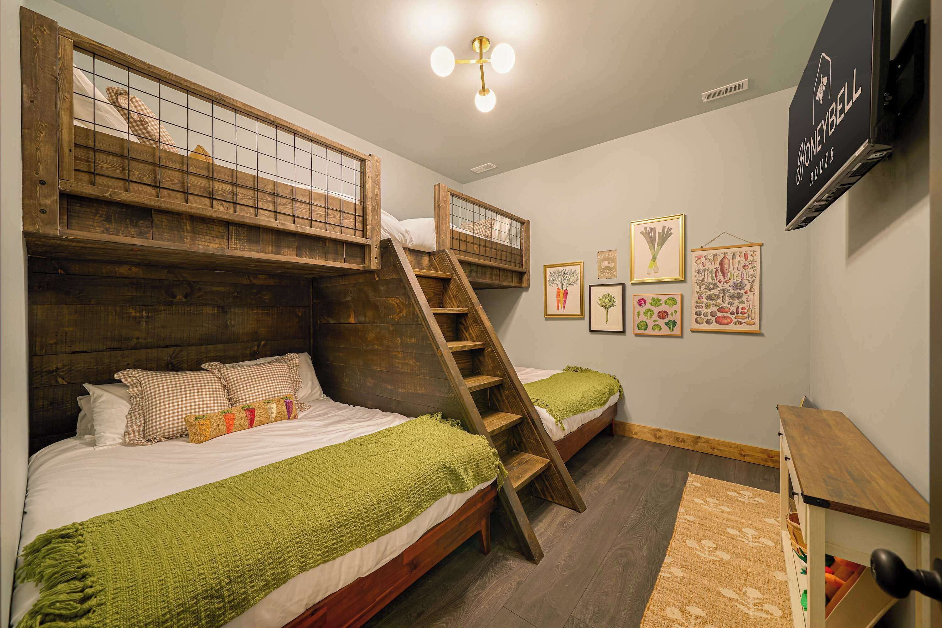 6 bedrooms, desk, iron/ironing board, travel crib