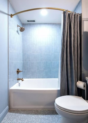 Dusche, umweltfreundliche Kosmetikartikel, Haartrockner, Handtücher