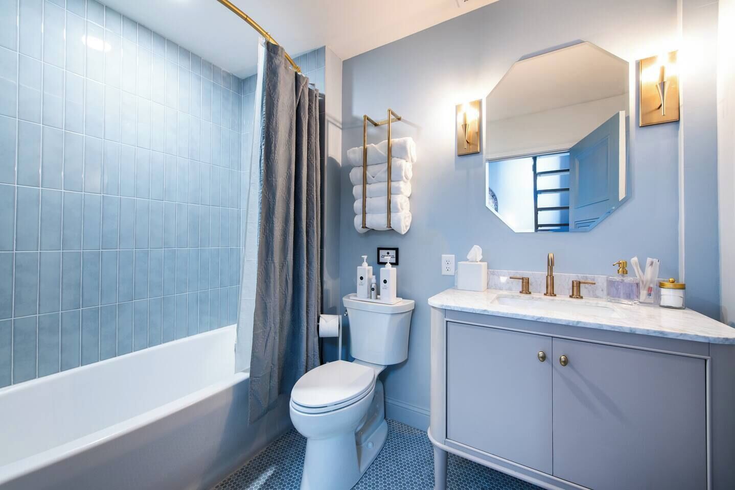 Dusche, umweltfreundliche Kosmetikartikel, Haartrockner, Handtücher